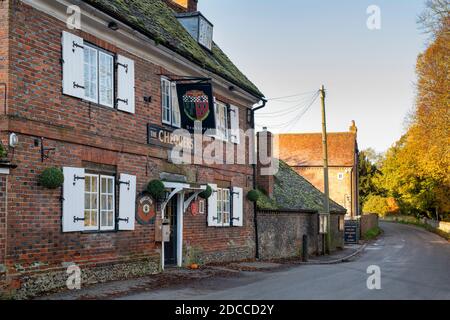 Das Chequers Pub am frühen Morgen bei Sonnenaufgang. Fingerest, Buckinghamshire, England Stockfoto