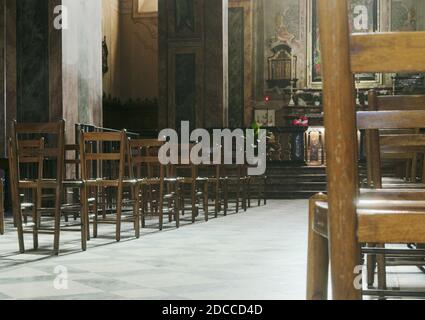 Leere Stühle in einer römisch-katholischen Kirche, Italien Stockfoto