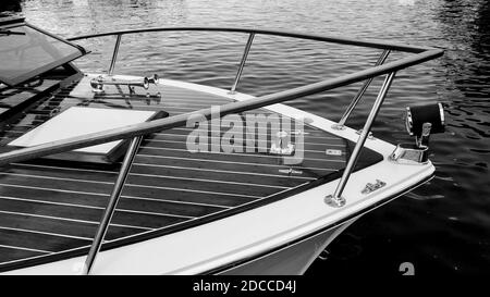 Vorderseite des Bootes Rumpf und Deck auf dem Fluss in Die Stadt Stockfoto