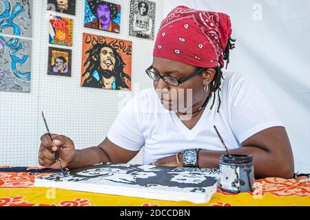 Miami Florida, Dadeland Mall ArtVentures Art Festival fair, schwarz afrikanische Frau Künstlerin malen, Stockfoto