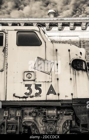 Vintage und Rentner und verlassene Eisenbahn Lokomotive Stockfoto