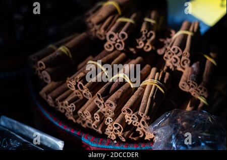 Zimtstangen mit einer Sonne in einem der vielen Stände des Großen Basars von Istanbul, Türkei hervorgehoben. Stockfoto