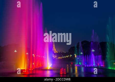 Public Square People's Park mit beleuchteten Wasserbrunnen und Shwedagon Pagode, Yangon, Myanmar (Burma), Asien im Februar Stockfoto