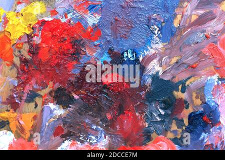 Künstlerpalette mit gemischten Ölfarben. Abstrakter Hintergrund mit bunten Pinselstrichen auf einer Leinwand. Mehrfarbige Hintergrundfarbe Stockfoto