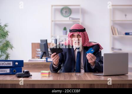 Alter arabischer Geschäftsmann, der im Büro arbeitet Stockfoto