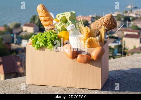 Box von Lebensmitteln wohltätige Spende, kontaktlose Lebensmittelzustellung während Quarantäne-Konzept Stockfoto