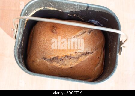 Hausgemachtes, frisch gebackenes Vollkornbrot mit Leinsamen in einem Brotbackautomaten. Stockfoto