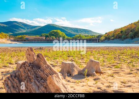 Zypressensee Sukko im Süden Russlands. Dürre. Touristischer Ort, schöne Sommerlandschaft. Stockfoto