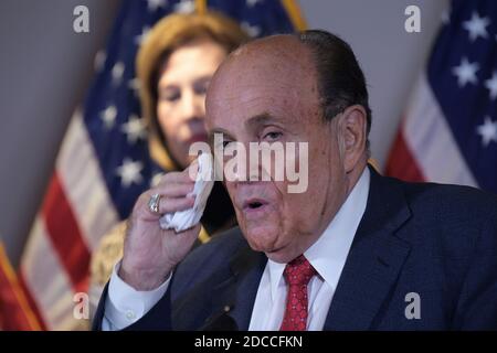 Washington, USA. November 2020. Präsident Donald TrumpÕs Wahlkampfberater Rudy Giuliani hält heute am 19. November 2020 im Hauptquartier des Republikanischen Nationalkomitees in Washington DC, USA, eine Pressekonferenz über das Wahlergebnis ab. (Foto von Lenin Nolly/Sipa USA) Quelle: SIPA USA/Alamy Live News Stockfoto