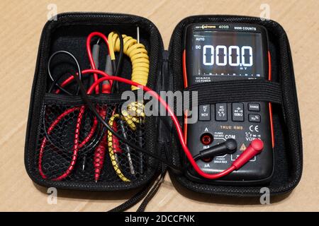 Khmao-Yugra, Russland - 04.13.2020:Multimeter ist ein elektronisches Gerät zur Messung von Strom, Spannung, elektrischen Widerstand, Temperatur, für die Überprüfung und Reparatur von elektronischen Geräten. Stockfoto