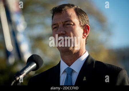 Washington, DC, USA. November 2020. J. Brett Blanton, Architekt des Capitols, spricht, als der Weihnachtsbaum des Capitols am Freitag, den 20. November 2020, im US-Capitol in Washington, DC, USA ankommt. (Foto von Al Drago/Pool/Sipa USA) Quelle: SIPA USA/Alamy Live News Stockfoto