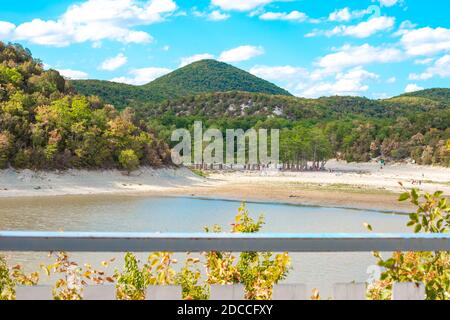 Cypress Lake Sukko im Süden Russlands. Wunderschöne Landschaft. Trockenheit im Stausee. Stockfoto