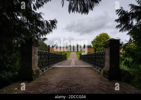 Eine Brücke, die zu einem ummauerten Gehäuse führt Stockfoto