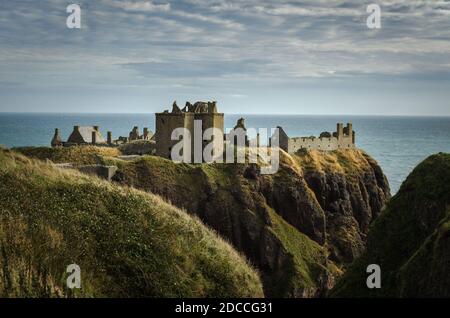 Dunnottar Castle auf einer Klippe am Meer an einem bewölkten Tag, Stonehaven, Schottland, Vereinigtes Königreich Stockfoto