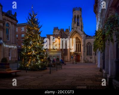 Weihnachtsbeleuchtung in St. Helen's Square, york, Großbritannien. Stockfoto