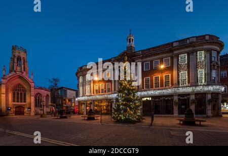 Weihnachtsbeleuchtung in St. Helen's Square, York, Großbritannien. Stockfoto