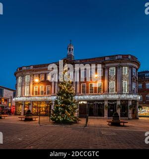 Weihnachtsbeleuchtung in St. Helen's Square, York, Großbritannien. Stockfoto