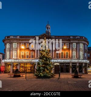 Weihnachtsbeleuchtung in St. Helen's Square, York, Großbritannien. Stockfoto