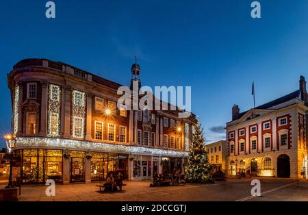 Weihnachtsbeleuchtung in St. Helen's Square, York, Großbritannien. Stockfoto