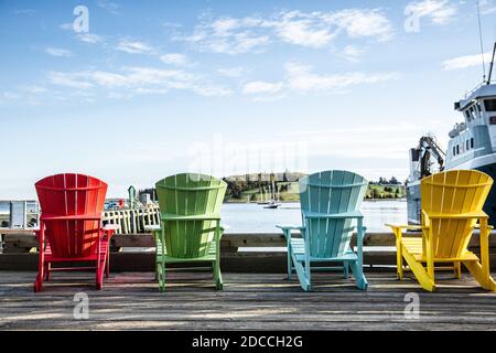 Farbige Liegestühle, Altstadt von Lunenburg, Nova Scotia, CA Stockfoto