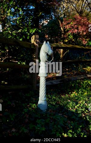 Eine alte, bemalte, schmiedeeiserne Pferdekopf Anhitching Post in Dikeyville, die Kolonialzeit, historische Mühle Stadt. Im Herbst in Baltimore, Maryland. Stockfoto