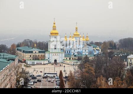 Kiew, Ukraine - 16. Nov 2019: Blick auf das St. Michaels Golden Domed Kloster in Kiew Stockfoto