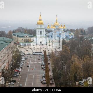 Kiew, Ukraine - 16. Nov 2019: Blick auf das St. Michaels Golden Domed Kloster in Kiew Stockfoto