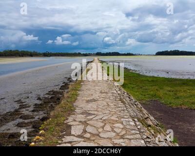 Causeway an der Mündung des Pont L'Abbe Flusses in Finistere Bretagne Nordwesten Frankreich. Stockfoto