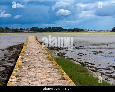 Causeway an der Mündung des Pont L'Abbe Flusses in Finistere Bretagne Nordwesten Frankreich. Stockfoto