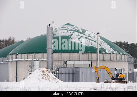 Deutschland, Biogasanlagenhersteller MT Energy, Bio-Methan-Biogasanlage , Fermenter im Winter mit Schnee und Eis / Deutschland, Niedersachsen, Zesen, Biogasanlagenhersteller MT Energie, Bio-Methan Anlage Stockfoto