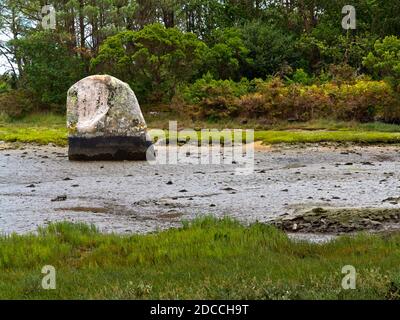 Prähistorische Menhir Felsen in der Mündung bei Pont L'Abbe in Finistere Bretagne Nordwesten Frankreich Stockfoto