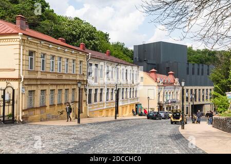 Kiew, Ukraine - 11. Mai 2019: Andreevsky Abstieg ist eine berühmte historische Straßen von Kiew. Andreevsky Abstieg ist eine der alten Wege von Kontraktov Stockfoto