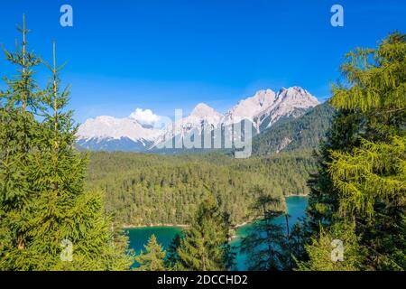 Von einer Aussichtsplattform in Österreich am Fernpass aus können Sie den höchsten Berg Deutschlands, die Zugspitze und den blindsee bei Biberwier, bewundern Stockfoto
