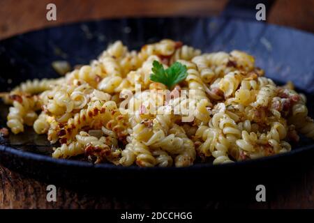 spirelli Pasta in einer eisernen Pfanne Stockfoto