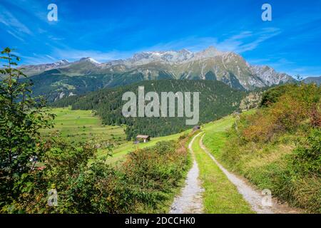 In den Bergen nahe dem österreichischen Dorf Nauders finden sich viele Wanderwege. Es liegt im Bundesland Tirol in der Nähe von Italien und der Schweiz Stockfoto