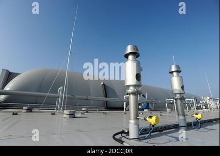DEUTSCHLAND, Hamburg, Kompostfabrik und Biogasanlage, organischer Abfall wird zu Biogas und Kompost trocken fermentiert, das Biomethan-Gas wird in das öffentliche Gasnetz / DEUTSCHLAND, Hamburg, Kompostwerk und Biogasanlage Buetzberg der Stadtreinigung Hamburg, In einer Trockenfermentation Anlage werden aus Bioabfaellen Biogas und hochwertiger Kompost erzeugt, das Bio-Methan Gas wird durch Vattenfall in das Gasnetz eingespeist Stockfoto