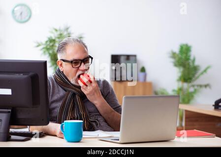 Leitender männlicher Mitarbeiter, der während einer Pandemie von zu Hause aus arbeitet Stockfoto