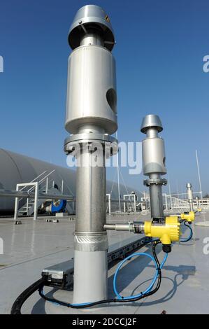 DEUTSCHLAND, Hamburg, Kompostfabrik und Biogasanlage, organischer Abfall wird zu Biogas und Kompost trocken fermentiert, das Biomethan-Gas wird in das öffentliche Gasnetz / DEUTSCHLAND, Hamburg, Kompostwerk und Biogasanlage Buetzberg der Stadtreinigung Hamburg, In einer Trockenfermentation Anlage werden aus Bioabfaellen Biogas und hochwertiger Kompost erzeugt, das Bio-Methan Gas wird durch Vattenfall in das Gasnetz eingespeist Stockfoto