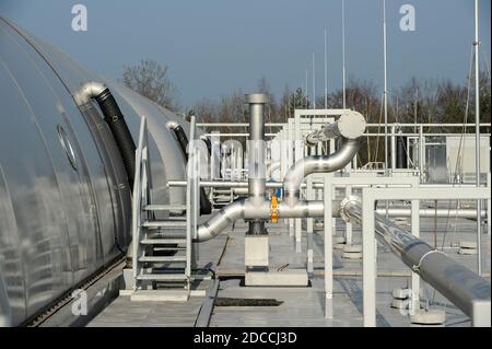 DEUTSCHLAND, Hamburg, Kompostfabrik und Biogasanlage, organischer Abfall wird zu Biogas und Kompost trocken fermentiert, das Biomethan-Gas wird in das öffentliche Gasnetz / DEUTSCHLAND, Hamburg, Kompostwerk und Biogasanlage Buetzberg der Stadtreinigung Hamburg, In einer Trockenfermentation Anlage werden aus Bioabfaellen Biogas und hochwertiger Kompost erzeugt, das Bio-Methan Gas wird durch Vattenfall in das Gasnetz eingespeist Stockfoto