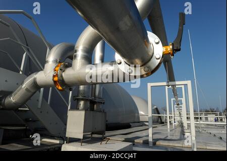 DEUTSCHLAND, Hamburg, Kompostfabrik und Biogasanlage, organischer Abfall wird zu Biogas und Kompost trocken fermentiert, das Biomethan-Gas wird in das öffentliche Gasnetz / DEUTSCHLAND, Hamburg, Kompostwerk und Biogasanlage Buetzberg der Stadtreinigung Hamburg, In einer Trockenfermentation Anlage werden aus Bioabfaellen Biogas und hochwertiger Kompost erzeugt, das Bio-Methan Gas wird durch Vattenfall in das Gasnetz eingespeist Stockfoto