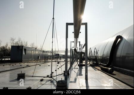 DEUTSCHLAND, Hamburg, Kompostfabrik und Biogasanlage, organischer Abfall wird zu Biogas und Kompost trocken fermentiert, das Biomethan-Gas wird in das öffentliche Gasnetz / DEUTSCHLAND, Hamburg, Kompostwerk und Biogasanlage Buetzberg der Stadtreinigung Hamburg, In einer Trockenfermentation Anlage werden aus Bioabfaellen Biogas und hochwertiger Kompost erzeugt, das Bio-Methan Gas wird durch Vattenfall in das Gasnetz eingespeist Stockfoto