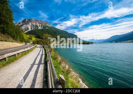 Blick auf den Reschensee und das Ortlergebirge im Vinschgau (Südtirol, Italien). Es liegt neben dem See della Muta (deutsch: Haidersee) Stockfoto