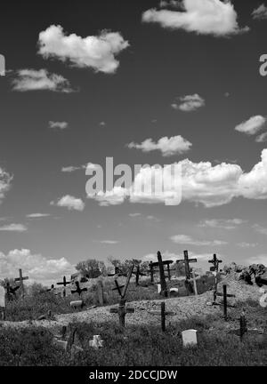 Kreuze markieren die Gräber der Indianer auf dem Friedhof in Taos Pueblo in Taos, New Mexico. Stockfoto