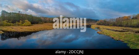 Ende des Lipno-Stausees im Herbst bewölkt Farbe Morgen In der Nähe des Dorfes Nova Pec Stockfoto