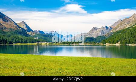 Klarer Morgen am Silvaplanersee, im Oberengadin (Graubünden, Schweiz), zwischen St. Moritzersee und Sils-See Stockfoto