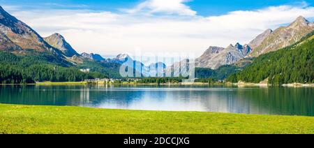 Klarer Morgen am Silvaplanersee, im Oberengadin (Graubünden, Schweiz), zwischen St. Moritzersee und Sils-See Stockfoto