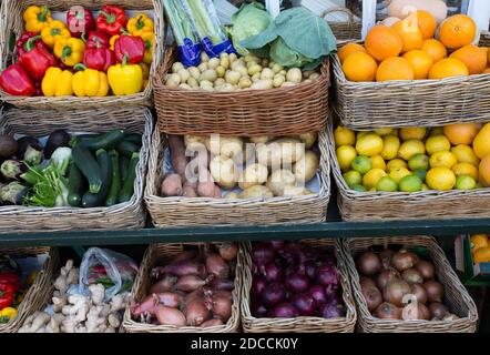 Frisches Obst und Gemüse in Körben vor dem Dorfladen in Cley am Meer, Norfolk, Großbritannien Stockfoto