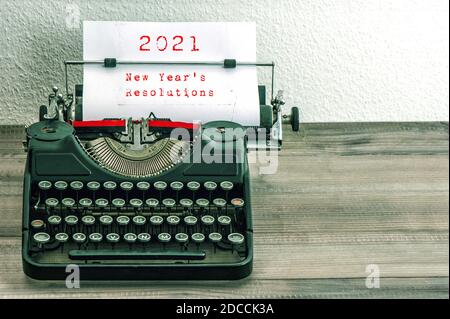 Vintage Schreibmaschine mit weißem Papier. 2021 Neujahrsvorsätze Stockfoto