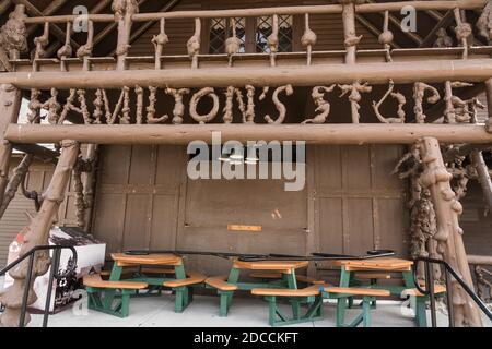 Der untere Hamilton's Store ist mit eingrabierten Ästen geschmückt Klammern und Dekoration im Old Faithful Historic District in Yellowstone National Stockfoto