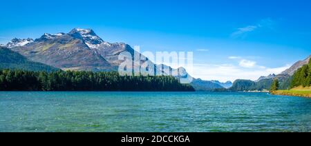 Klarer Morgen am Silsersee, im Oberengadiner Tal (Graubünden, Schweiz). Es liegt zwischen dem Silvaplaner See und dem Malojapass Stockfoto